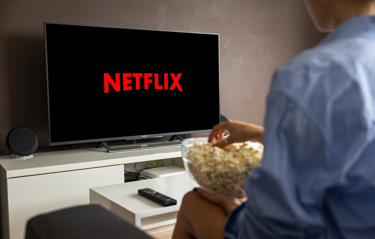 Une personne regardant Netflix à la télé