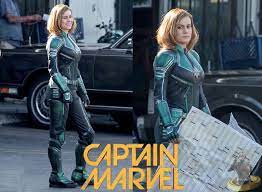 Brie Larson dans son costume de Captain Marvel